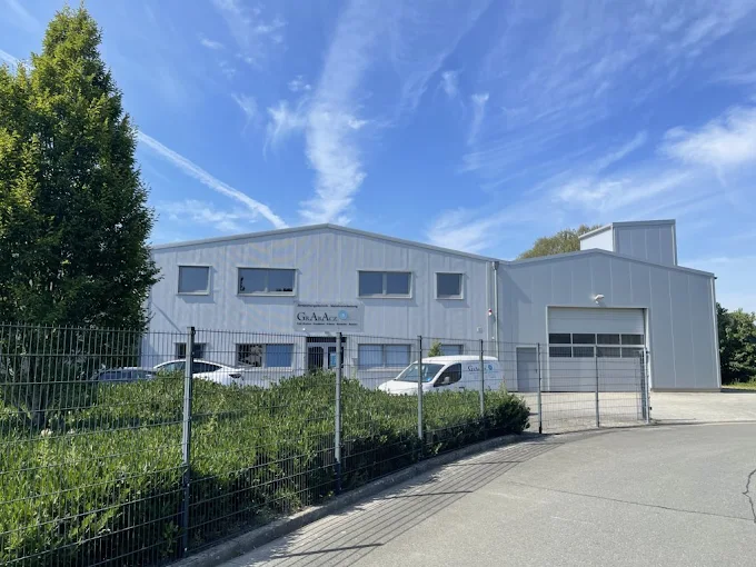 Firmengebäude und Team